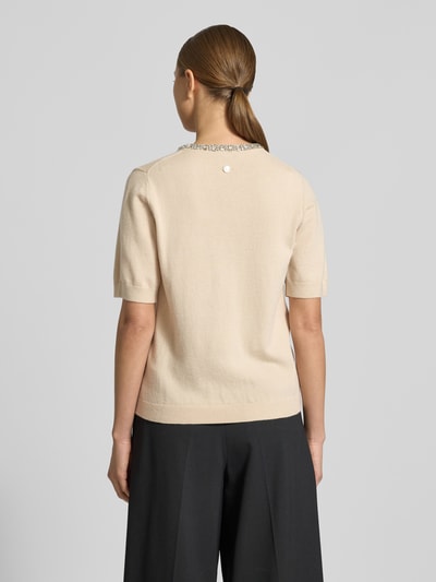 Vrouwenmodel draagt Regular fit T-shirt met viscose-kasjmier-aandeel model 'Krissi' van JOOP!, met siersteentjes, tricotlook, halflange mouwen, ronde hals, elastische boorden, materiaalmix, ruglengte 58 cm, maat 36, kleur beige, geheel van achteren