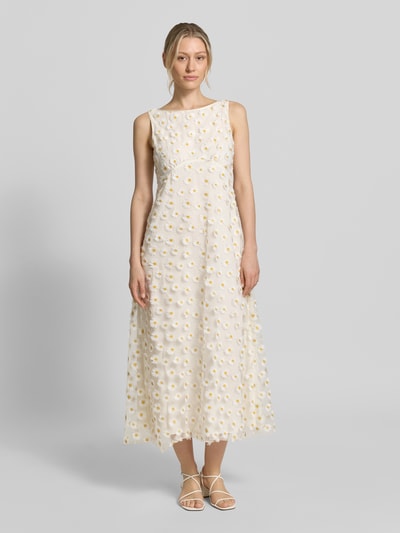 Frauenmodel trägt Midikleid mit floralem Allover-Zierbesatz von Luisa Cerano, taillierte Passform, Rundhalsausschnitt, blickdichter Unterrock, ärmelloses Design, cremefarbene Grundfarbe mit gelben und weißen Blumen, feine Textur, Ganzkörperansicht von vorne.