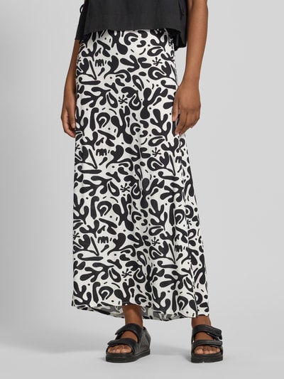 Frauenmodel trägt Maxi-Rock aus reiner Viskose Modell 'BARRI' von Pieces mit Optik:Allover-Muster, schwarz-weiße Farben, Ganzkörperansicht von vorne.