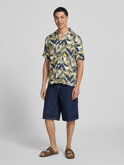 Männermodel trägt Regular Fit Freizeithemd aus reiner Viskose Modell 'DASH' von Only & Sons mit floralem Allover-Muster, florale Muster, Resortkragen, durchgehender Knopfleiste, Rückenpasse, Kurzarm, Materialverarbeitung: Twill, Optik:Allover-Muster, Ganzkörperansicht von vorne.