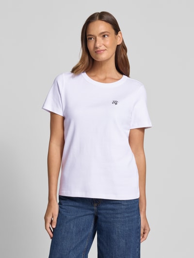 Frauenmodel trägt Regular Fit T-Shirt mit Motiv-Stitching von Smith and Soul aus reiner Baumwolle, Rundhalsausschnitt, Ganzkörperansicht von vorne.