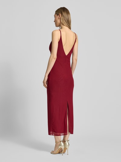 Frauenmodel trägt Cocktailkleid mit Drapierungen und Gehschlitz von TROYDEN COLLECTION, Mesh, figurbetonter Schnitt, Midikleid, tiefem Rückenausschnitt, Gehschlitz, Rückenlänge 110 cm, burgunderrot, Ganzkörperansicht Rückansicht.