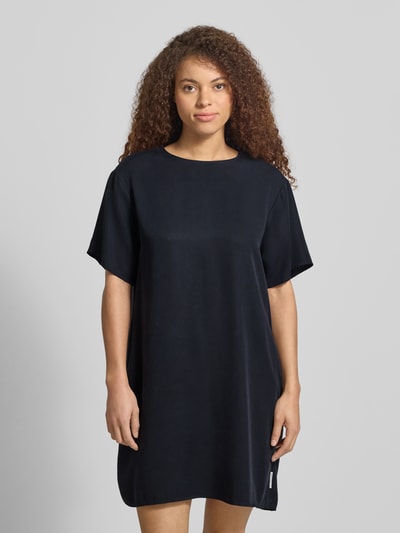 Kobiece modelka nosi Figurujący krój sukienki casualowej z lyocellu od Marc O'Polo Denim, jednolity kolor, naszywka z logo, długość mini, okrągły dekolt, krótki rękaw, wykończenie: pika, przód całego ciała