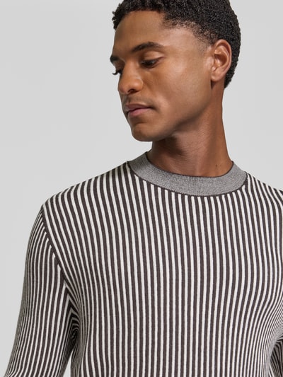 Mannelijk model draagt Regular Fit gebreide pullover uit scheerwolmix met streepmotief van Armani Exchange, grijze en witte tinten, Heren, elastische boordjes, ruglengte maat M 70 cm, mouwlengte maat M 69 cm, Nahaufnahme bovenlichaam.