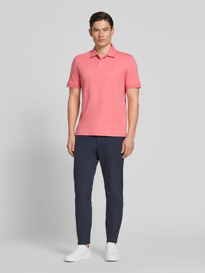 Männermodel trägt Regular Fit Poloshirt aus reiner Baumwolle Modell 'PE_INTERLOCK' von BOSS Orange in Optik: Unifarben, Ganzkörperansicht von vorne.