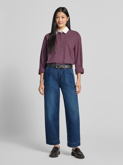 Vrouwenmodel draagt Tapered Fit Jeans uit pure katoen van JOOP!, mediumblauwe katoendenim, dames relaxed fit jeans, frontaal volledige lichaamsweergave.