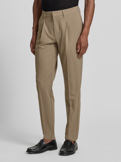 Männermodel trägt Tapered Fit Weite Hose 'MOROT JOGGER' - Marc O'Polo × DFB Travel Collection, beige, glatte Oberfläche, Herren Weite Hose, Nahaufnahme Oberkörper.