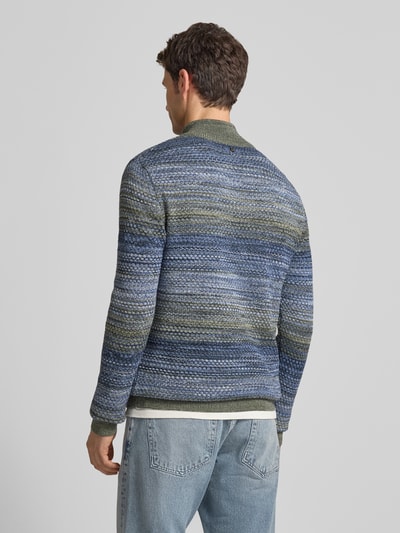 Männermodel trägt Strickpullover mit gerippten Abschlüssen von PME Legend, Reine Baumwolle, Regular-Fit, Stehkragen, Rückenansicht.