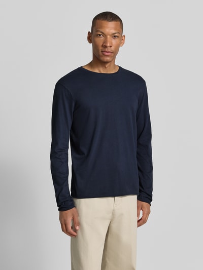Männermodel trägt Regular Fit Longsleeve aus reiner Baumwolle Modell 'Kendrick' von Drykorn in Dunkelblau, Ganzkörperansicht von vorne, Herren Longsleeve mit Rundhalsausschnitt, Rückenlänge bei Größe M: 70 cm.