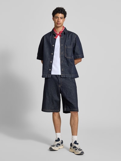 Männermodel trägt T-Shirt in Feinripp mit Rundhalsausschnitt von REVIEW, weiß, Baumwoll-Mix mit Stretch-Anteil, Slim Fit, Label-Detail, Ganzkörperansicht von vorne.