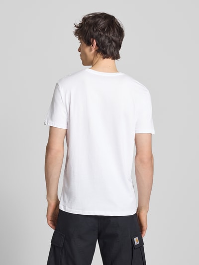 Männermodel trägt T-Shirt mit Logo und Rundhalsausschnitt von Alpha Industries aus reiner Baumwolle, weiß, Ganzkörperansicht Rückansicht.