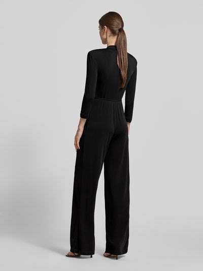 Vrouwenmodel draagt Regular Fit Jumpsuit met Zierbesatz van Rinascimento in zwart, V-hals, lange mouw, tailleband, plooitextuur, rugaanzicht
