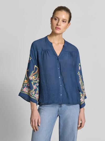 Frauenmodel trägt Regular Fit Bluse aus Viskose-Mix mit Stitchings von Apricot in Dunkelblau, bunter Print, V-Ausschnitt, Ganzkörperansicht von vorne.