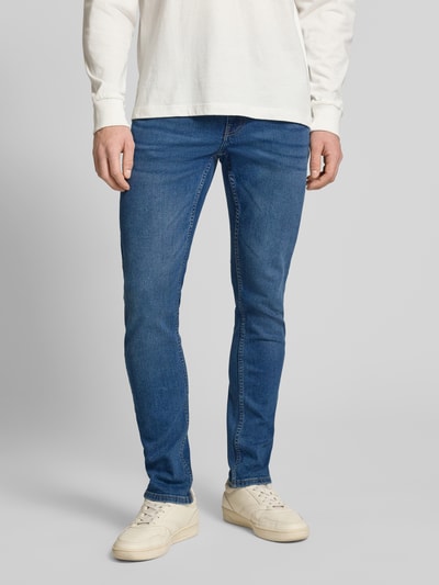Männermodel trägt Slim Fit Jeans aus Baumwoll-Mix Modell 'LOOM' von Only & Sons in unifarbener Denim-Optik, Ganzkörperansicht von vorne.