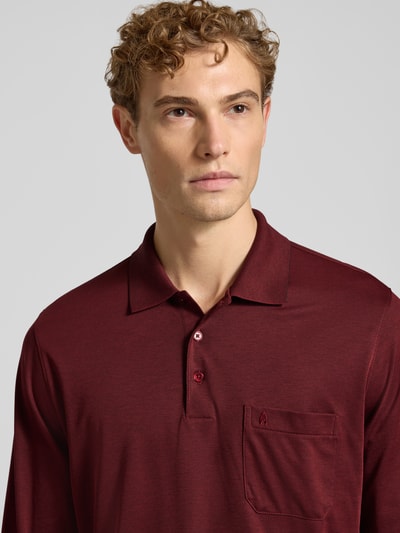 Männermodel trägt Regular Fit Poloshirt aus Baumwoll-Mix von RAGMAN, weinrot, mit Brusttasche, Nahaufnahme Oberkörper, Herren Poloshirt.