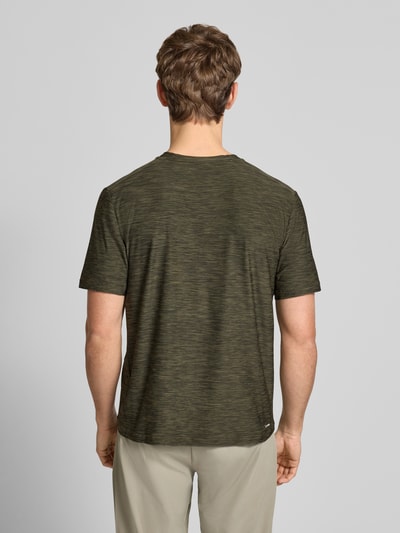 Männermodel trägt T-Shirt mit Label-Print von adidas Training, olivgrün meliert, Regular Fit, Material-Mix, Ganzkörperansicht Rückansicht.