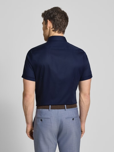 Męski model trägt Slim Fit Business-Hemd mit Kentkragen von OLYMP Level Five z bawełny, granatowy, rękawy z zakładką, tył, Ganzkörperansicht Rückansicht. Długość tyłu w rozmiarze 40: 70 cm, szerokość ramion w rozmiarze 40: 40 cm, długość rękawów w rozmiarze 40: 24 cm.