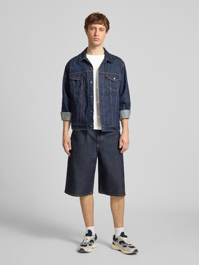 Männermodel trägt Regular Fit T-Shirt aus Baumwoll-Mix von Marc O'Polo Denim, unifarben, Rundhals, kurzarm, Ganzkörperansicht von vorne.