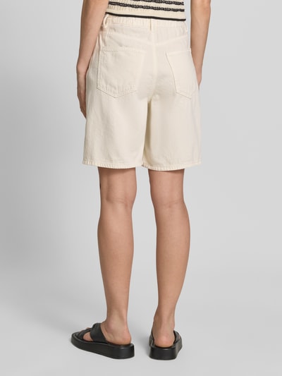 Vrouwenmodel draagt Regular Fit Bermudas uit mix van katoen en lyocell model 'VILLA' van Vero Moda, denimlook, 5-pocketmodel, boord met tunnelkoord, knoop- en ritssluiting, achterzakken, lichte kleur, gladde textuur, volledige lichaamsweergave achterkant.