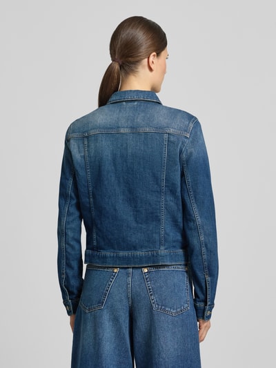 Vrouwenmodel draagt Regular Fit Jeansjacke aus Baumwoll-Mix van Marc O'Polo in denimblauw, label patch, borstzakken, katoenmix, volledige rugaanzicht.