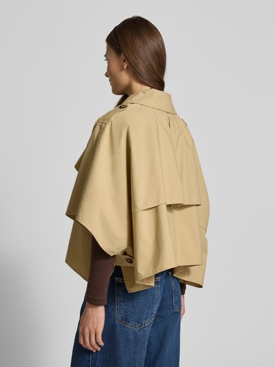Frauenmodel trägt Oversized Poncho aus reiner Baumwolle Modell 'EUFORICO' von MAX&Co., Optik: Unifarben, Schulterklappen, Hemdkragen, ohne Ärmel, Cropped-Länge, Label-Stitching-Applikation, Gun Flap, beige, glatte Textur, Ganzkörperansicht Rückansicht.