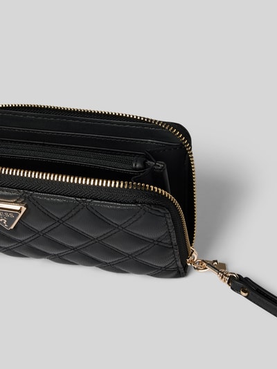 Produktfoto, Portemonnaie mit Steppnähten Modell 'GIULLY II' von Guess in Schwarz mit Hauptfach, Reißverschluss, Label-Applikation, Trageschlaufe