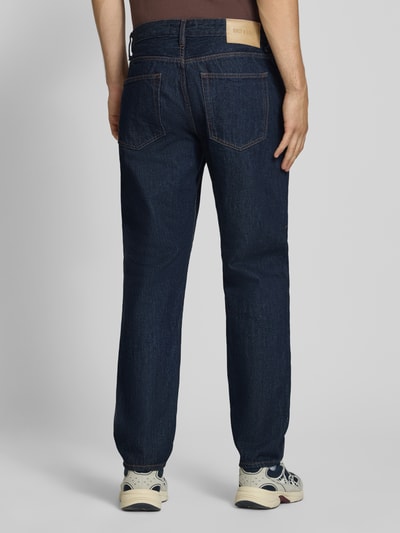 Männermodel trägt dunkelblaue Straight Fit Jeans aus reiner Baumwolle Model 'EDGE' von ONLY, sichtbare Nahtdetails, Ganzkörperansicht Rückansicht, Herren Wide & Loose Fit Jeans von ONLY & SONS.