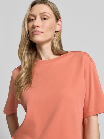Frauenmodel trägt T-Shirt mit Rundhalsausschnitt von JAKE*S STUDIO WOMAN in Koralle, relaxed Fit, reine Baumwolle, Nahaufnahme Oberkörper.