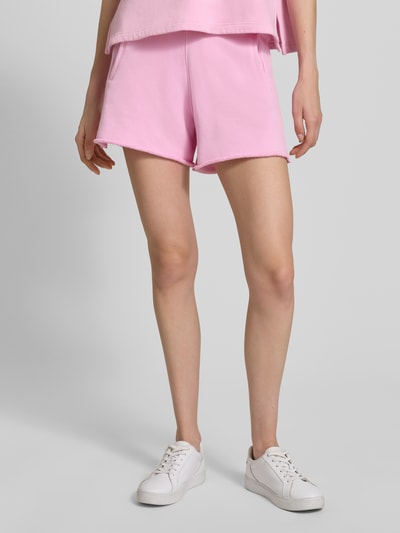 Frauenmodel trägt Sweatshorts mit Rollsaum und Eingrifftaschen von Rich & Royal in Rosa, Baumwoll-Mix mit Stretch-Anteil, Loose-Fit, Kordelzug, Ganzkörperansicht von vorne