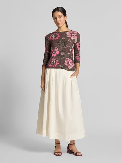 Kobieta modelka nosi T-Shirt im Allover-Look mit 3/4-Arm von Christian Berg Woman, mieszanka wiskozy i elastanu, krój slim fit, wzór na całej powierzchni, okrągły dekolt, rękaw o dł. 3/4, Długość tyłu w rozmiarze S: 55 cm, przód, całe ciało