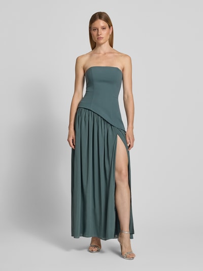 Frauenmodel trägt Cocktailkleid im Off-Shoulder-Look von Hey Kyla in Petrol, Material-Mix mit Stretch-Anteil, figurbetonter Schnitt, Maxikleid, Ganzkörperansicht von vorne. Rückenlänge bei Größe 36: 130 cm, Brustweite: 38 cm.