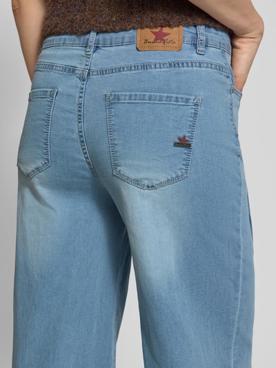 Frauenmodel trägt Wide Fit Jeans mit Lyocell-Viskose-Anteil von Buena Vista in hellem Blau, 5-Pocket-Design, Detailaufnahme Rückansicht.