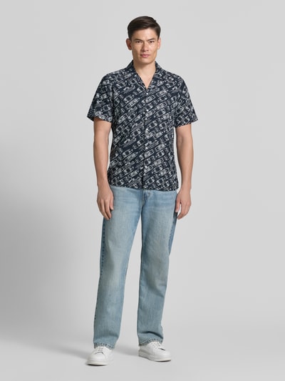 Männermodel trägt Modern Fit Freizeithemd mit Reverskragen von Lerros aus Reine Baumwolle, dunkelblau gemustert, Ganzkörperansicht von vorne. Rückenlänge bei Größe M: 75 cm, Schulterbreite: 39 cm, Ärmellänge: 26 cm, Knopfleiste, Logo-Stitching.