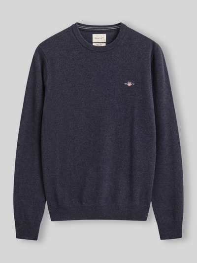 Produktfoto, dunkelblauer Regular Fit Pullover aus reiner Wolle von GANT, glatte Textur, dezentes Markenlogo auf der Brust.
