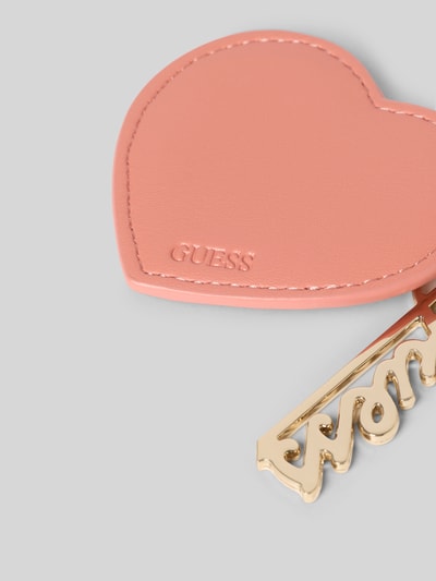 Produktfoto, Schlüsselanhänger in Motiv-Optik von Guess mit Logo-Detail, Karabinerhaken und Leder-Optik in Rosa auf neutralem Hintergrund.