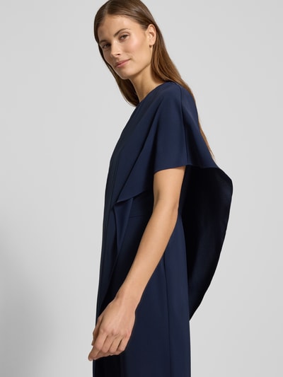 Vrouwenmodel draagt donkerblauwe Jumpsuit met Cape model 'April' van Lauren Ralph Lauren, rechte snit, een schouderband, detailopname zijkant.