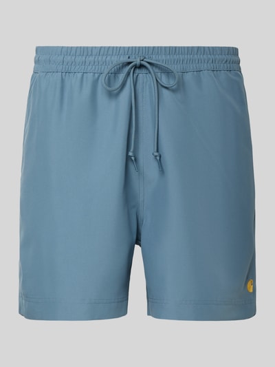 Produktfoto, Regular Fit Badeshorts mit Logo-Stitching Modell 'Chase' von Carhartt Work In Progress, hellblaue Farbe, elastischer Bund mit Tunnelzug, integrierter Slip, glatte Textur