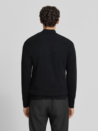 Männermodel trägt Regular Fit Troyer aus reinem Kaschmir von FTC Cashmere in Schwarz, weiche Textur, Ganzkörperansicht Rückansicht.