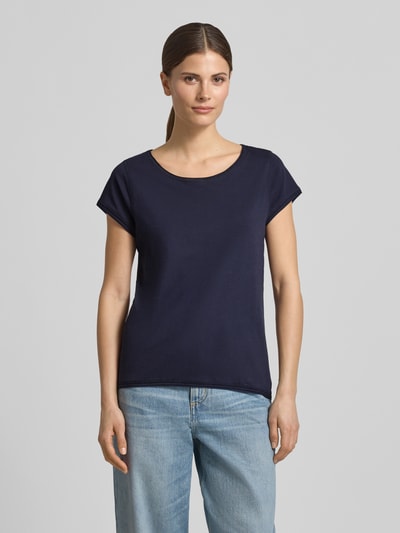 Frauenmodel trägt T-Shirt mit Rundhalsausschnitt von Christian Berg Woman in Dunkelblau, Reine Baumwolle, Regular-Fit, Rollsaum, Ganzkörperansicht von vorne. Rückenlänge bei Größe S: 61 cm.