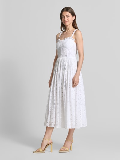 Frauenmodel trägt weißes Midikleid mit Allover-Lochstickerei von LACE & BEADS aus Baumwolle, taillierte Passform, Falten-Optik, Ganzkörperansicht von vorne.