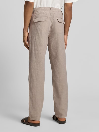 Männermodel trägt Hose aus Leinen-Baumwoll-Mix mit elastischem Bund von Lindbergh in Beige, Regular-Fit, Eingrifftaschen, Ganzkörperansicht Rückansicht. Bundweite 40 cm, Innenbeinlänge 79 cm, Größe M.