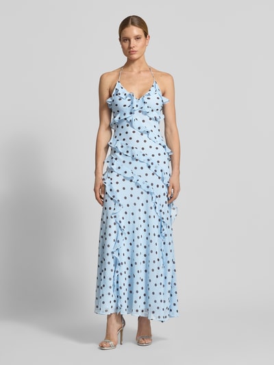 Frauenmodel trägt Maxikleid mit Volants Modell 'Kimberley' von Forever New aus hellblauem Chiffon mit schwarzen Punkten, A-Linie, Ganzkörperansicht von vorne. Rückenlänge bei Größe 36: 150 cm, Brustweite bei Größe 36: 36 cm.