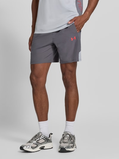 Mannenmodel draagt Regular fit sportshorts met elastische band model 'UTILITY' van Under Armour, Heren, grijs, detailopname beengedeelte.