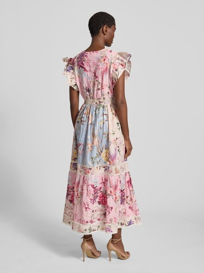 Frauenmodel trägt Maxikleid mit Knopfleiste Modell 'MESSA' von YAS aus Baumwoll-Leinen-Mix, Allover-Look, A-Linie, Ganzkörperansicht Rückansicht.