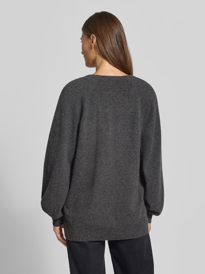 Vrouwenmodel draagt Strickjacke aus Lanawolle-Kaschmir-Mix Modell 'CESTINO' van Max Mara in antracietgrijs, losse fit, geribbelde boorden, diepe V-hals, doorlopende knoopsluiting, context: dames strickjacke, rugaanzicht