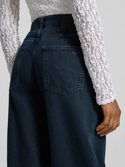 Frauenmodel trägt Wide Fit Jeans mit Lyocell-Anteil mit Fransenabschluss von Rich & Royal, dunkelblauer Baumwoll-Mix, Detailaufnahme Rückansicht.