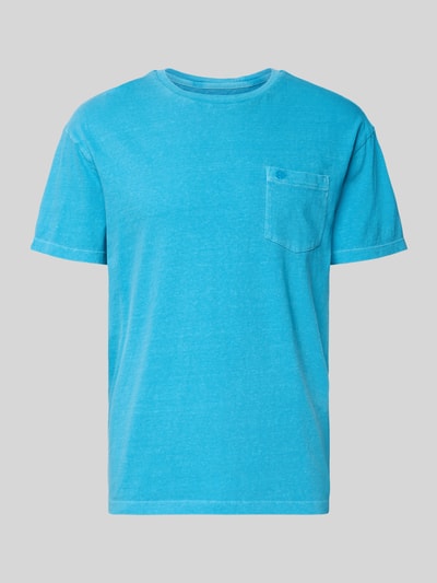 Produktfoto, Herren T-Shirt aus Baumwoll-Leinen-Mix mit Brusttasche von Superdry in Türkis, Regular-Fit, Rundhalsausschnitt, Rückenlänge bei Größe M 66 cm, leicht melierte Textur, vor grauem Hintergrund.