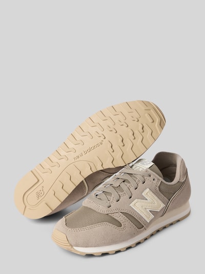 Produktfoto, sneakersy Sneaker mit Label-Patch Modell '373' von New Balance, beżowe odcienie, zaokrąglony kształt, wiązanie, naszywka z logo, profilowana podeszwa, wysokość obcasa w rozmiarze 39: 2 cm, wysokość cholewki w rozmiarze 39: 8 cm, szerokość w rozmiarze 39: 9 cm, teksturowana powierzchnia