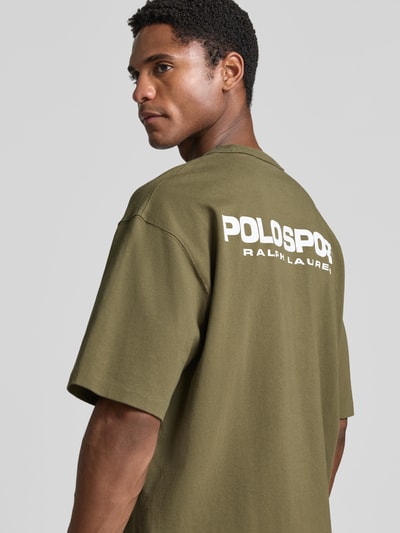 Männermodel trägt Regular Fit T-Shirt aus reiner Baumwolle Modell '10/1' von Polo Ralph Lauren in olivgrün mit weißem Print, Nahaufnahme Rückansicht, Heren t-shirt von Polo Ralph Lauren.