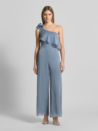 Frauenmodel trägt Regular Fit Jumpsuit mit floralem Zierbesatz von Swing in Blau, tailliert, ärmelloses und asymmetrisches Design, Ganzkörperansicht von vorne. Rückenlänge bei Größe 36: 40 cm, Brustweite: 42 cm, Gesamtlänge: 150 cm, Innenbeinlänge: 80 cm.